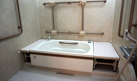 ２階・３階 一般浴槽（浴槽左右移動可）